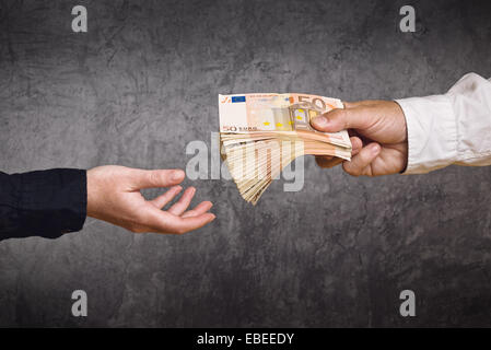 Geld Darlehen. Bankkaufmann, Stapel von Euro-Banknoten Geld leihen. Stockfoto