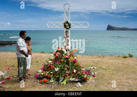 Mauritius, Cap Malheureux, Friedhof, paar beten am kommunalen Memorial während Fetes des Morts Stockfoto