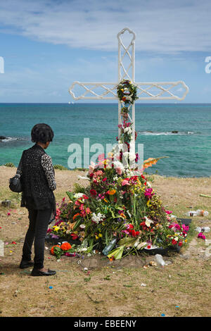 Mauritius, Cap Malheureux, Friedhof, Frau beten am kommunalen Memorial während Fetes des Morts Stockfoto