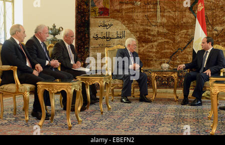 Kairo, Ägypten. 29. November 2014. Palästinensischen Präsidenten Mahmud Abbas mit der ägyptische Präsident Abdel Fattah al-Sisi in Kairo am 29. November 2014 trifft © Thaer Ganaim/APA Bilder/ZUMA Draht/Alamy Live News Stockfoto