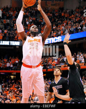 28. November 2014 - Syracuse, NY, USA - 28. November 2014: Syrakus leiten Rakeem Christmas #25 während der ersten Hälfte des Spiels wie Syrakus besiegt Heiligkreuz 72-48 im Carrier Dome in Syracuse, NY. Stockfoto