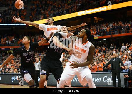 28. November 2014 - Syracuse, NY, USA - 28. November 2014: Syrakus weiterleiten Chris McCullough #5 und Syrakus vorwärts Rakeem Christmas #25 Schlacht für die Basketball mit Holy Cross Guard/Forward Eric Green #24 und Heilig-Kreuz nach vorn Taylor Abt #43 wie Syrakus besiegt Heiligkreuz 72-48 im Carrier Dome in Syracuse, NY. Stockfoto