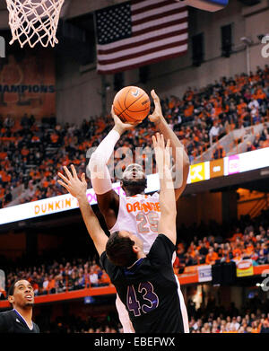 28. November 2014 - Syracuse, NY, USA - 28. November 2014: Syrakus nach vorne schießt Rakeem Christmas #25 für zwei in der ersten Hälfte des Spiels, wie Syrakus Heiligkreuz 72-48 im Carrier Dome in Syracuse, NY besiegt. Stockfoto