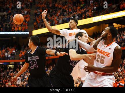 28. November 2014 - Syracuse, NY, USA - 28. November 2014: Syrakus weiterleiten Chris McCullough #5 und Syrakus vorwärts Rakeem Christmas #25 Schlacht für die Basketball mit Holy Cross Guard/Forward Eric Green #24 und Heilig-Kreuz nach vorn Taylor Abt #43 wie Syrakus besiegt Heiligkreuz 72-48 im Carrier Dome in Syracuse, NY. Stockfoto