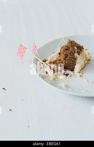 Halb gegessenen Kuchen in einer Platte. Nach Party feiern. Stockfoto