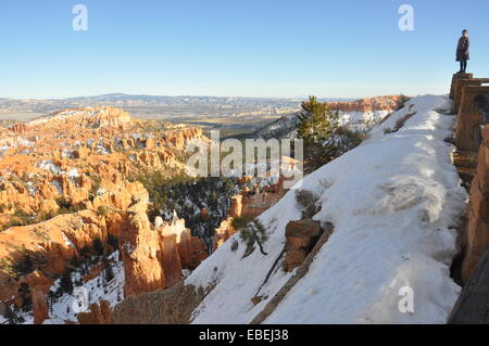 Eine Frau stand am Rand des Bryce-Canyon-Nationalpark, Utah. Stockfoto