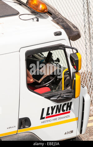 Blick hinunter auf das Fahrerhaus eines LKW wie der Fahrer seinen Terminkalender auf einem Tablettgerät überprüft Stockfoto