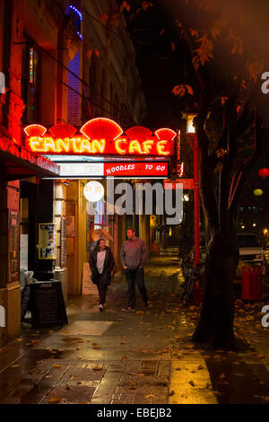 Paar, ein Spaziergang durch Chinatown bei Nacht-Victoria, British Columbia, Canada. Stockfoto