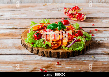 Salat aus gerösteten Kürbis und Granatapfel-Cherry-Tomaten Stockfoto