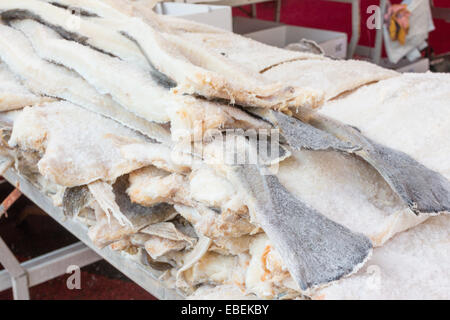getrockneten Kabeljau Fisch gesalzener Kabeljau gestapelt Stockfoto