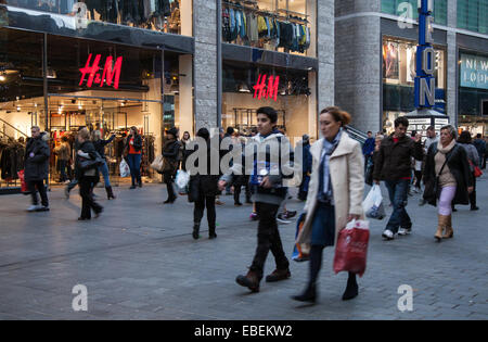 Liverpool One, 29. November 2014. H & M Stores Black Friday Sales Weekend. Weihnachtseinkäufe im Stadtzentrum, Einzelhandelsgeschäfte, Geschäfte, Weihnachtseinkäufe, Discountverkäufe, Und die Verbraucherausgaben am Black Friday Weekend gelten als das größte Shopping-Event des Jahres. Britische Einzelhändler haben die US-Bonanza nach dem Weihnachtsgeschäft angenommen, obwohl viele Kunden von den Wall-to-Wall-Rabatten in ihren Lieblingsgeschäften überrascht waren, während einige auf Schnäppchen gingen. Liverpools Geschäftsviertel, Stockfoto