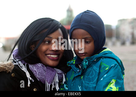 Kopenhagen, Dänemark. 29. November 2014.  2 Jahre alte Owen und seine Mutter Abigail Joseph, ist aus Dänemark nach Ghana abgeschoben werden, nach 8 Jahren im Land zu bleiben. "Wir haben getan, alles das Ausländeramt uns gebeten hat, zu tun: meine dänischen ist fließend, ich absolvierte eine Ausbildung als Kindergärtnerin mit hohen Noten und ich habe einen Vollzeit-Job in diesem Beruf – und doch das Ausländeramt sagt, dass meine Ausbildung nicht hoch genug ist! Ich habe keine Familie in Ghana und mein zweijähriger Sohn, Owen, er ist ein Däne "Credit: OJPHOTOS/Alamy Live News Stockfoto