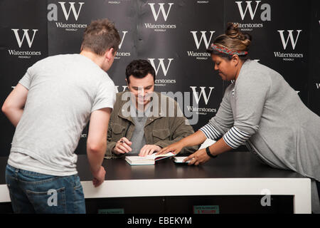 Seth MacFarlane werden Animator, Schriftsteller, Produzent, Regisseur, Schauspieler, Sänger und Schöpfer von Family Guy & Ted Veröffentlichung seiner Debüt-Roman 1 Million Ways to Die im Westen in Waterstones Piccadilly.  Mitwirkende: Seth MacFarlane Where: London, Vereinigtes Königreich Wh Stockfoto