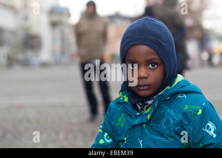 Kopenhagen, Dänemark. 29. November 2014.  2 Jahre alte Owen am Parliament Square abgebildet. Er ist zusammen mit seiner Mutter Abigail Joseph, aus Dänemark nach Ghana abgeschoben werden, weil die Ausbildung absolvierte sie als eine Kindergärtnerin in Dänemark nicht "professionell genug, um einen Job zu bekommen" das Ausländeramt sagt.  Allerdings hat sie einen Vollzeit-Job in diesem Beruf. Die Entscheidung des Immigration Service hat viele Proteste und an diesem Samstag eine Unterstützung zu mobilisieren, vor dem Parlament. Bildnachweis: OJPHOTOS/Alamy Live-Nachrichten Stockfoto