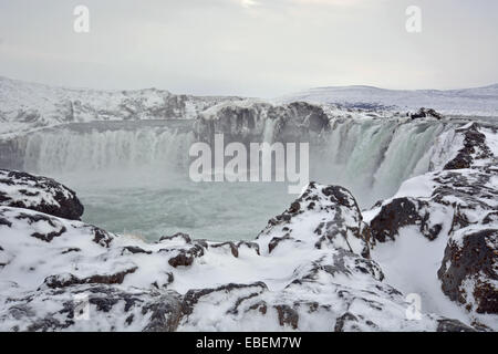 Beeindruckende Godafoss Wasserfall im Winter, Island Stockfoto