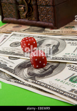 roter Würfel und Brust auf US-Dollar Stockfoto