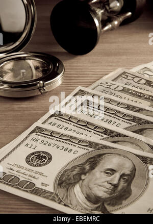 alten Kompass und Dollar auf sepia Stockfoto