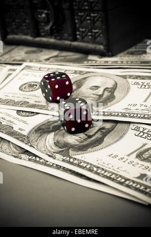 Würfel auf US-Dollar in vintage Stockfoto