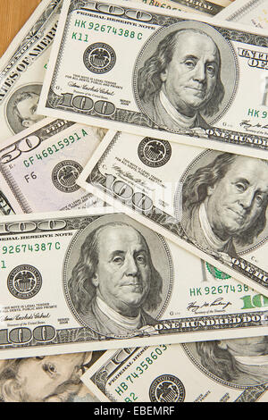 Satz von Dollar als Hintergrund auf Holztisch Stockfoto