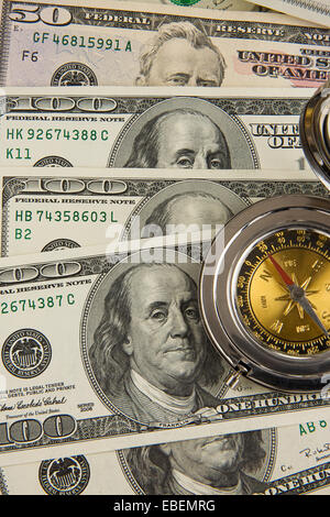 Gold und Silber Kompass auf US-Dollar Stockfoto