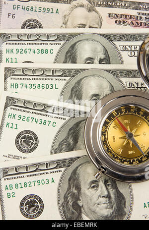 alte Metall Kompass auf US-Dollar Stockfoto