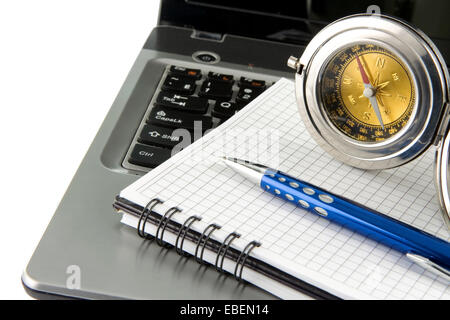 Notebook Laptop, Kompass und blauen Stift isoliert auf weißem Hintergrund Stockfoto