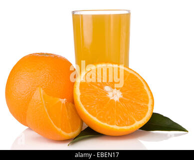 Saft und Orangen isoliert auf weißem Hintergrund Stockfoto