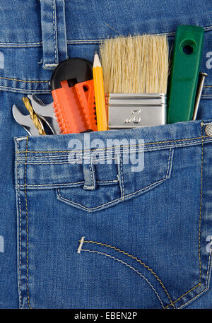 Werkzeuge und Instrumente in Blue Jeans-Tasche Stockfoto