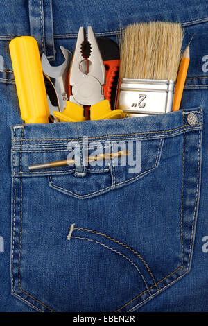 Werkzeuge und Instrumente in Blue Jeans-Tasche Stockfoto