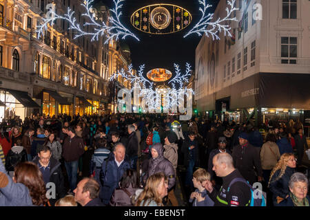 London, UK. 29. November 2014.  Zehntausende von Käufern Flut Londons als schwarzer Freitag Rabatte und die meisten Leute zahlen Tage kick off das Weihnachtsgeschäft im ernst. Bild: Mit Regent Straße für den Verkehr nach Baustellen gesperrt, Shopper die Straße zu überschwemmen. Bildnachweis: Paul Davey/Alamy Live-Nachrichten Stockfoto