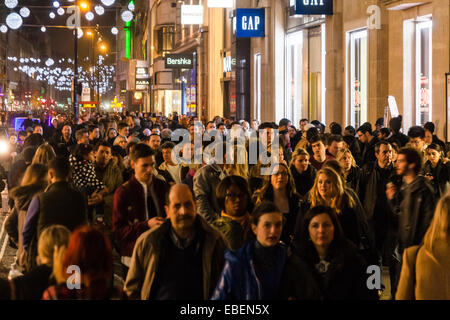 London, UK. 29. November 2014.  Zehntausende von Käufern Flut Londons als schwarzer Freitag Rabatte und die meisten Leute zahlen Tage kick off das Weihnachtsgeschäft im ernst. Bild: Tausende von Käufern machen ihren Weg entlang der Oxford Street, der Dunkelheit. Bildnachweis: Paul Davey/Alamy Live-Nachrichten Stockfoto