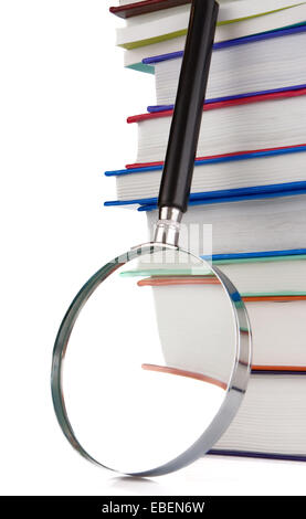Haufen von neuen Büchern und Lupe isoliert auf weißem Hintergrund Stockfoto
