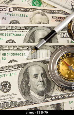 Kugelschreiber und goldene Kompass auf US-Dollar Stockfoto