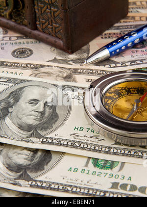 blauen Stift und alten Kompass auf US-Dollar Stockfoto