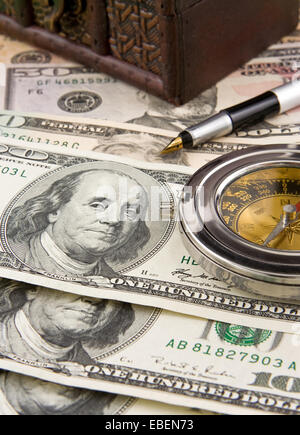 Kugelschreiber und Kompass auf US-Dollar Stockfoto