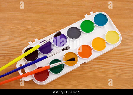 Maler-Palette mit Pinsel auf Holz Textur Stockfoto