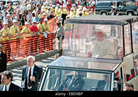 Papst Johannes Paul II Wellen von innen das Papamobil während seines Besuchs 8. Oktober 1995 in Baltimore, Maryland. Stockfoto