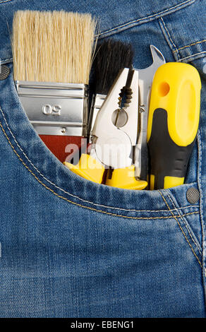 Werkzeuge und Instrumente in Blue Jeans-Tasche Stockfoto