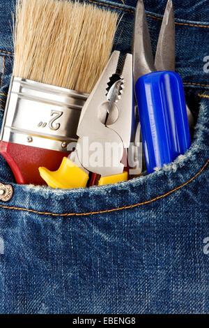 Werkzeuge und Instrumente in alte blaue jeans Stockfoto