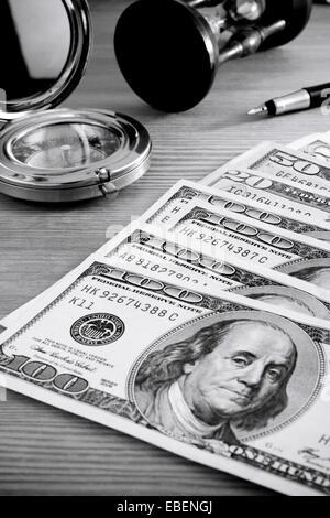 Dollar, Kugelschreiber und Sanduhr auf schwarz und weiß Stockfoto