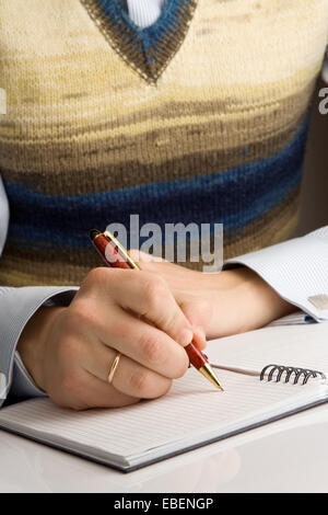 Menschen schreiben mit Stift auf aufgegebenes notebook Stockfoto