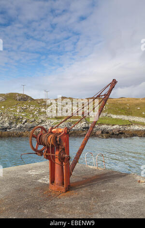 Hafen Sie Kran für Eilean Glas Leuchtturm, Scalpay, äußeren Hebriden, Schottland. Stockfoto