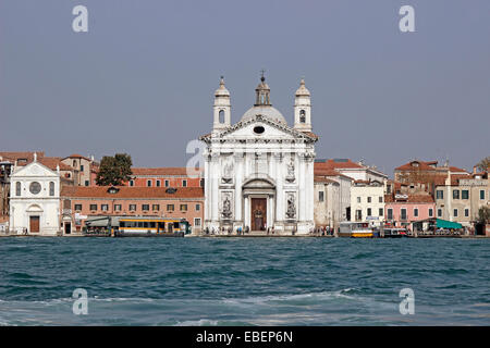 Venedig Italien Dorsoduro der Zattere Landung mit der Gesuati-Kirche Stockfoto