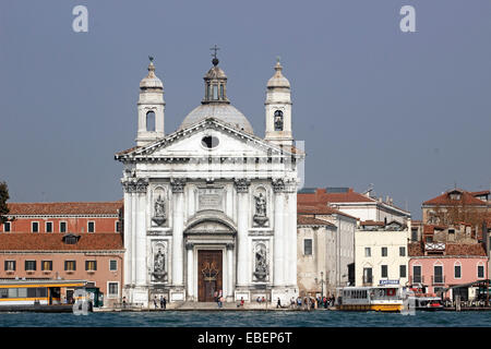 Venedig Italien Dorsoduro der Zattere Landung mit der Gesuati-Kirche Stockfoto