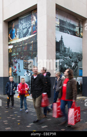 Liverpool, 29. November 2014. Black Friday Sales Weekend. Weihnachtseinkäufe im Stadtzentrum, Einzelhandelsgeschäfte, Geschäfte, Weihnachtseinkäufe, Discountverkäufe, Und die Verbraucherausgaben am Black Friday Weekend gelten als das größte Shopping-Event des Jahres. Britische Einzelhändler haben die US-Bonanza nach dem Weihnachtsgeschäft angenommen, obwohl viele Kunden von den Wall-to-Wall-Rabatten in ihren Lieblingsgeschäften überrascht waren, während einige auf Schnäppchen gingen. Stockfoto