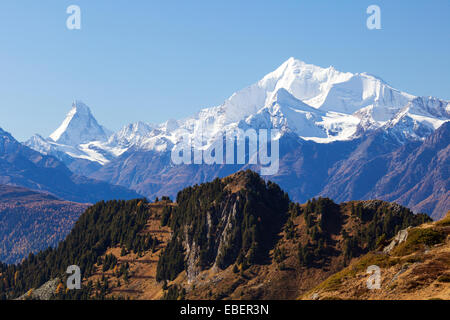 Das Matterhorn und dem Weisshorn in den Schweizer Alpen Stockfoto