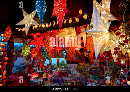 Montreux, Schweiz. 29. November 2014. Der jährliche Weihnachtsmarkt in Montreux feiert 20 Jahre vom 21. November bis 24. Dezember 2014. Einige 150 Handwerker und Händler bieten eine breite Palette an traditionelle Handwerksprodukte sowie saisonalen Getränken und Essen, inklusive Glühwein, Brezeln und Weihnachtsstollen in schön dekorierten Hütten entlang des Ufers des Genfersees. Ein Marktstand für Weihnachten Sterne Laternen lockt mit seinen bunten Dekoration. Bildnachweis: GFC Sammlung/Alamy Live-Nachrichten Stockfoto