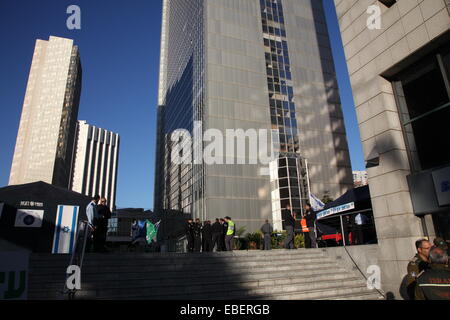 Ramat Gan, Israel. 28. November 2014. Polizisten organisieren und Anweisungen vor der "Turm Inferno II" Feuerübung von Israels höchste Hochhaus. Bildnachweis: Eden Akavia/Alamy Live-Nachrichten Stockfoto