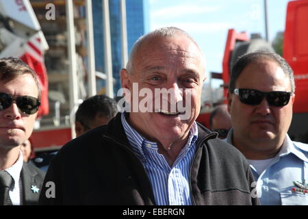 Ramat Gan, Israel. 28. November 2014. Minister für innere Sicherheit von Israel Itzhak Aharonovitz (c) und Tel Aviv District Polizeichef Benzi Sao (r) inspizieren "Turm Inferno II" Feuerwehrübung an Israels höchste Hochhaus. Bildnachweis: Eden Akavia/Alamy Live-Nachrichten Stockfoto