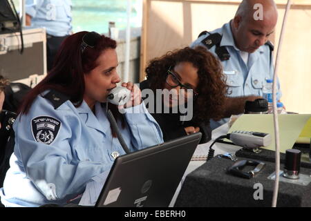 Ramat Gan, Israel. 28. November 2014. Polizisten im Polizeipräsidium des Bohrers kommunizieren mit anderen Teams, während "Turm Inferno II" Räumungsübung von Israels höchste Hochhaus. Bildnachweis: Eden Akavia/Alamy Live-Nachrichten Stockfoto